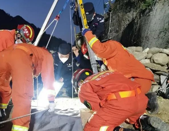 深井救援非常艱難，成人抖音91小视频成消防隊員可靠後盾